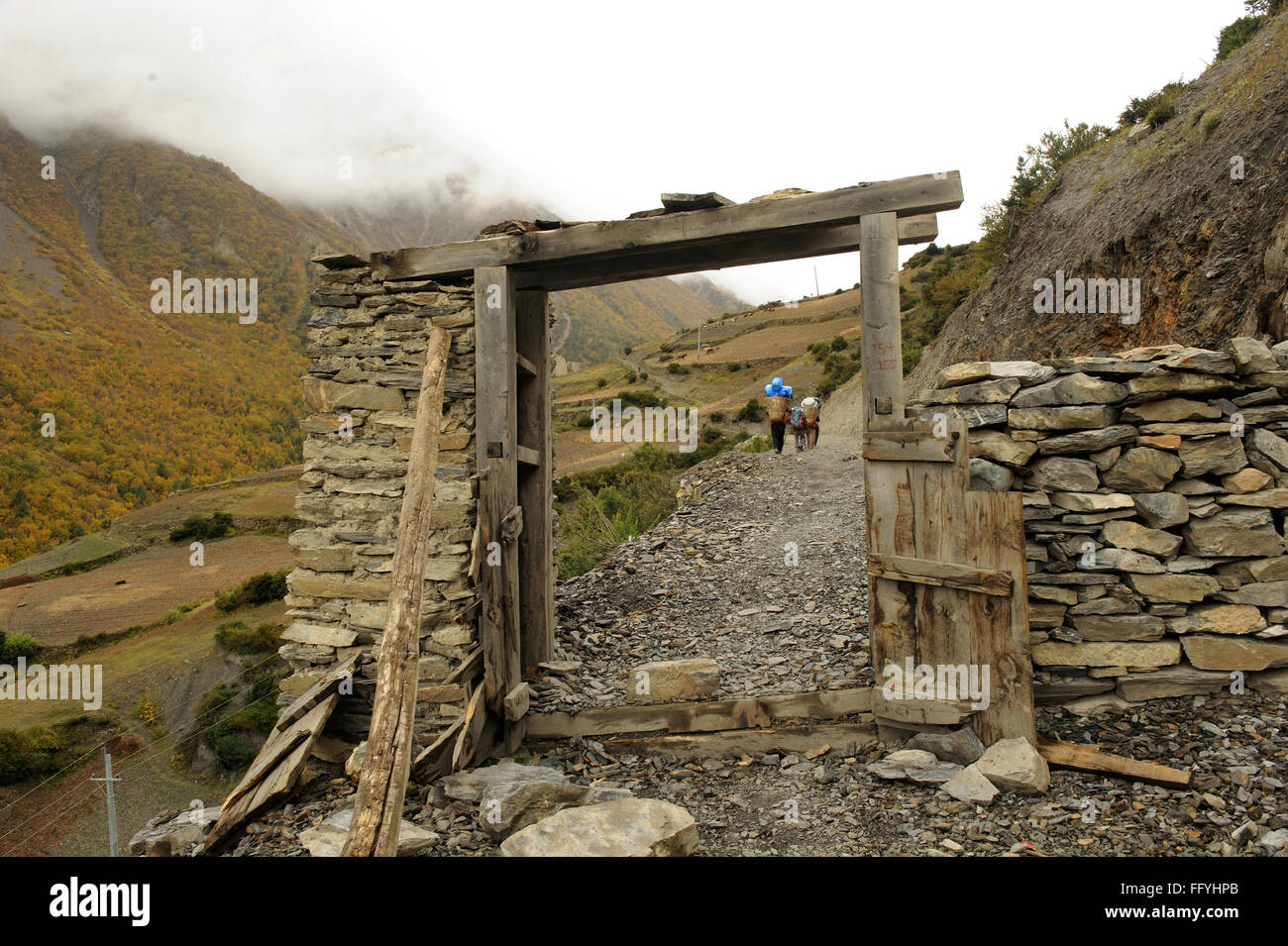 Porter tragenden Last; Khangsar; Manang; Nepal Stockfoto