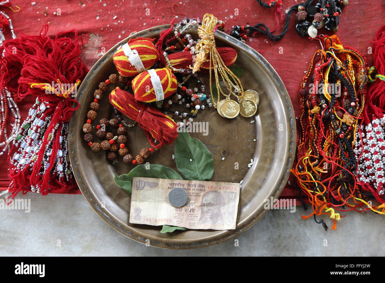 Puja Thali von Anhänger Shiva Dole Tempel angeboten; Sivsagar; Assam; Indien Stockfoto