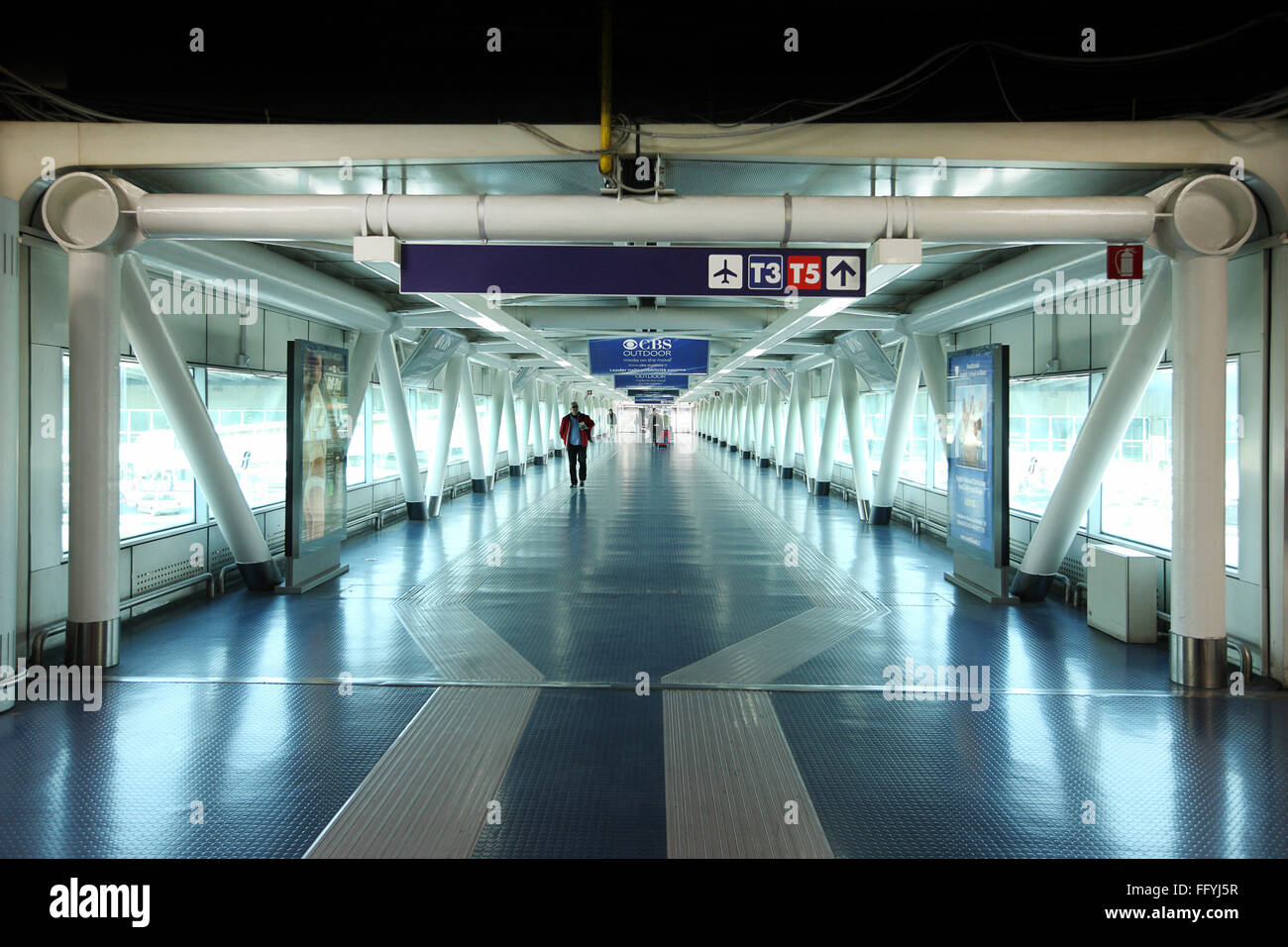 Brücke zwischen Roman Metro zum Flughafen Rom-Italien Stockfoto