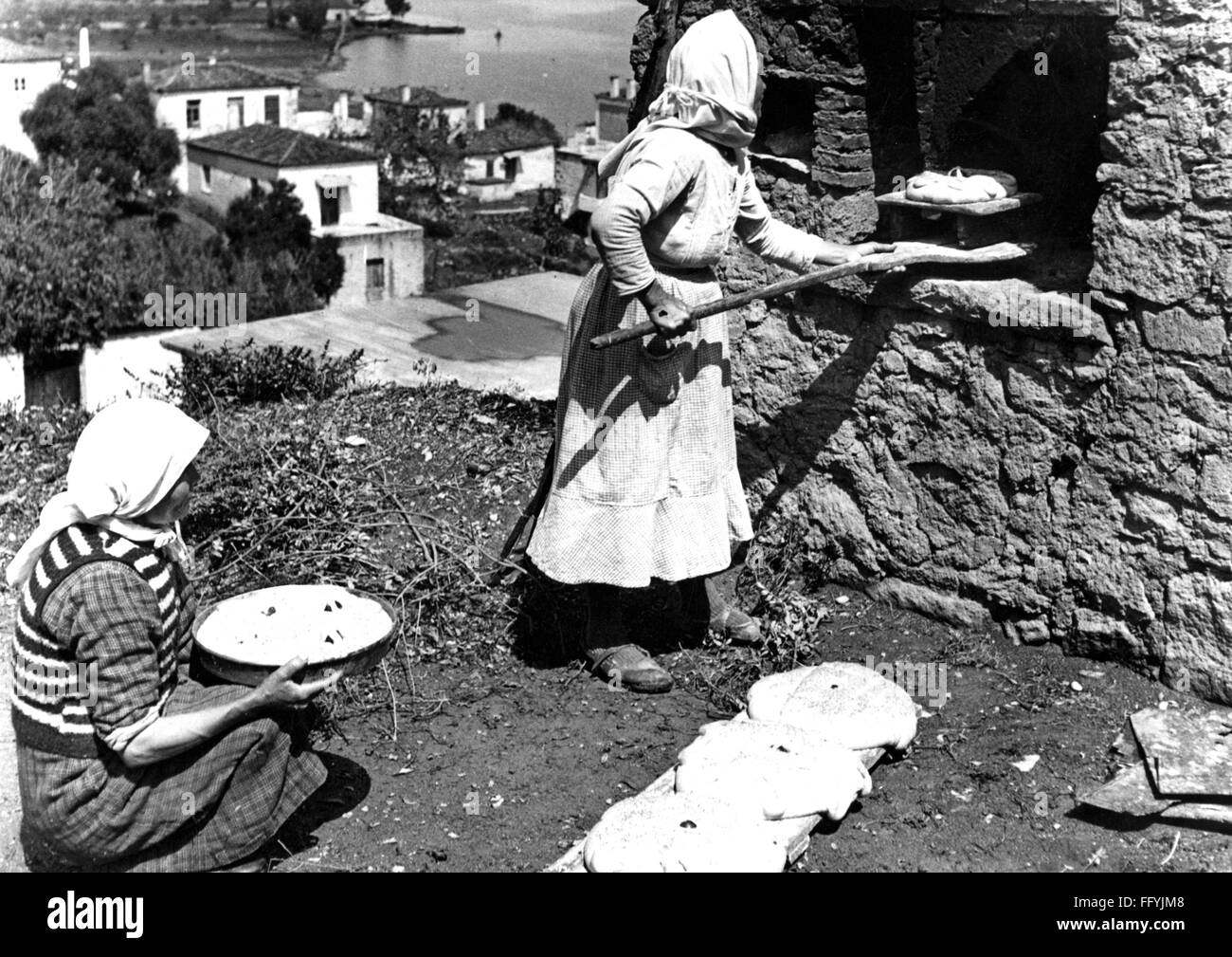 Geographie / Reisen, Griechenland, Menschen, Frauen Backen von Osterbrot im Steinofen, Poros, 1950er / 1960er Jahre , Zusatzrechte-Clearences-not available Stockfoto