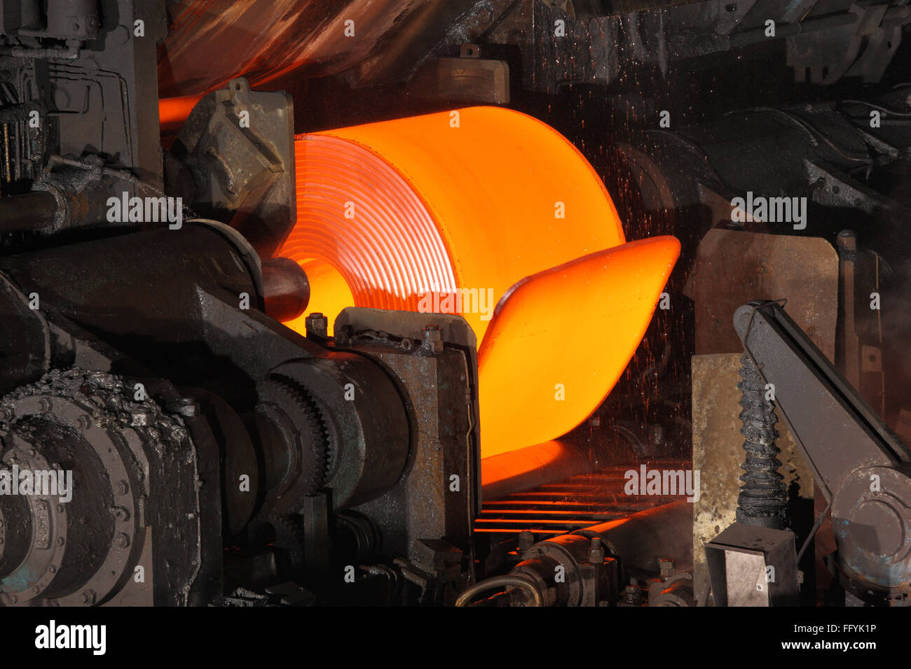 Red Hot Steel Coil in Stahlfabrik Indien Asien indische Industrie Asiatische Fabrik Stockfoto