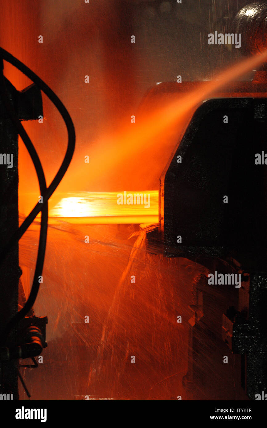 Red Hot Steel Plattenbewegung in Stahlwerk Indien Stockfoto