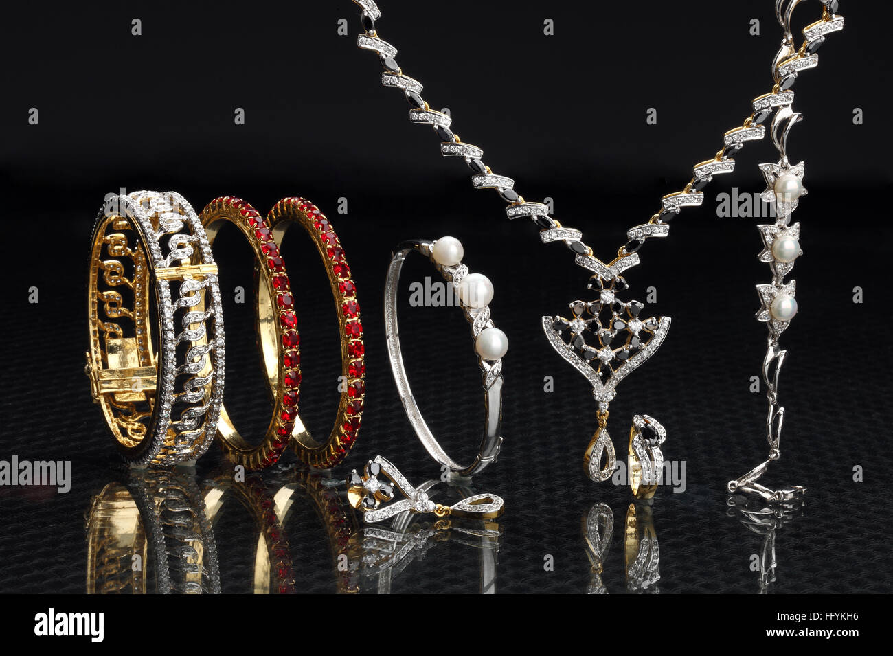 Diamant Schmuck Ringe und Armreif Halskette Ohr Tops Indien Stockfoto