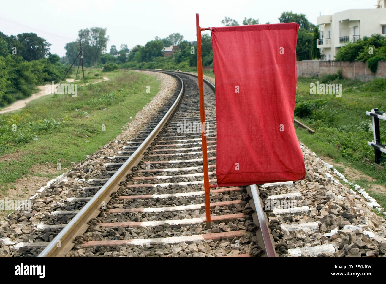 Rote Fahne am Bahnhof Gleissignal von Stop-Zug Stockfoto