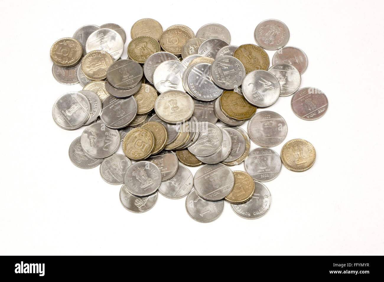 Indische Münzen auf weißem Hintergrund Stockfoto