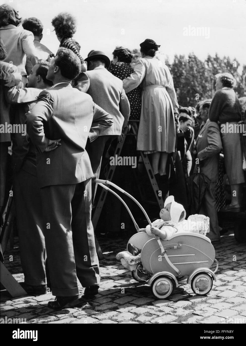 Personen, Kinder, Babys, Baby im Kinderwagen unter den Zuschauern einer öffentlichen Veranstaltung, 1961, Zusatzrechte-Clearences-nicht vorhanden Stockfoto