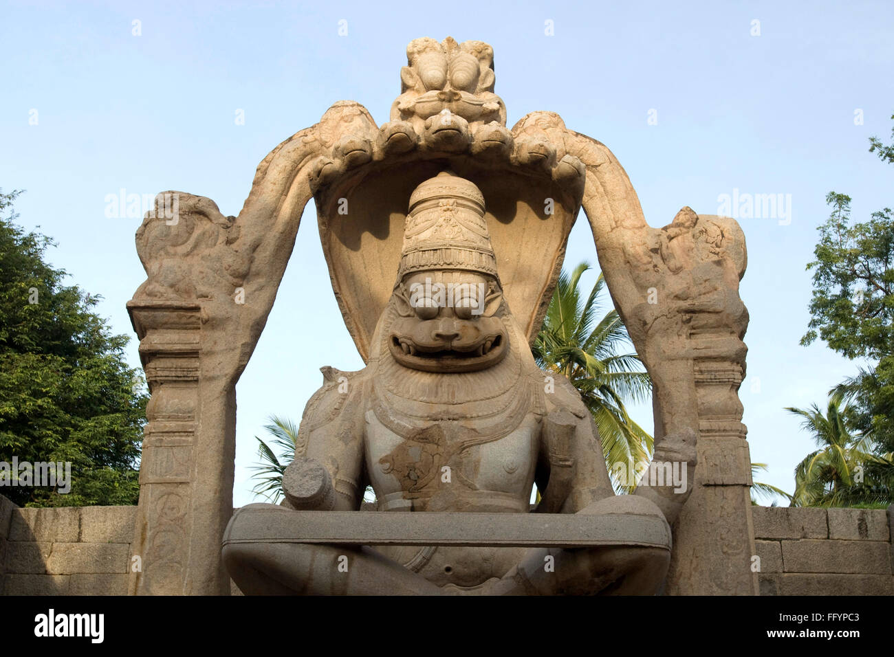 Lakshmi Narasimha halb Löwe, halb Mensch Statue in Hampi, Karnataka, Indien Stockfoto