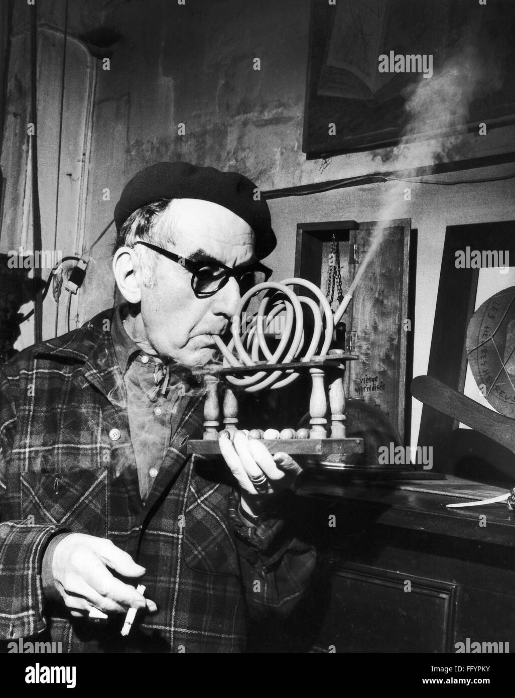 MAN RAY (1890 – 1976). /nOriginally Emmanuel Rudnitsky. US-amerikanischer  Maler, Fotograf und Filmemacher. Man Ray demonstriert seine Rauchgerät,  1964 Stockfotografie - Alamy