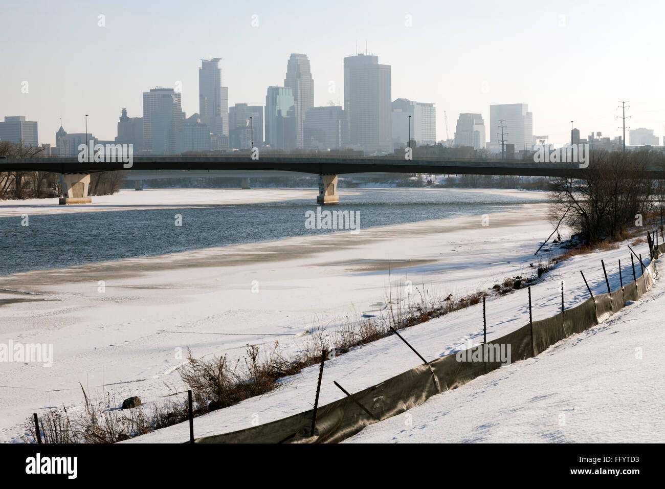 Minneapolis Skyline mit Schnee in den Vordergrund und des Mississippi River. Skyline von städtischen Landschaft im Winter. Stockfoto