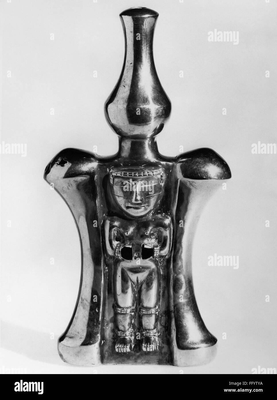KOLUMBIEN: GOLD KOLBEN. /nCast gold-Kolben mit einer menschlichen Figur, der Quimbaya-Kultur von Kolumbien, 4.-7. Jahrhundert akkreditiert. Stockfoto