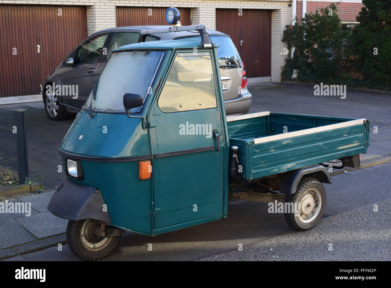 kleine LKW-Parkplätze auf der Straße Stockfoto