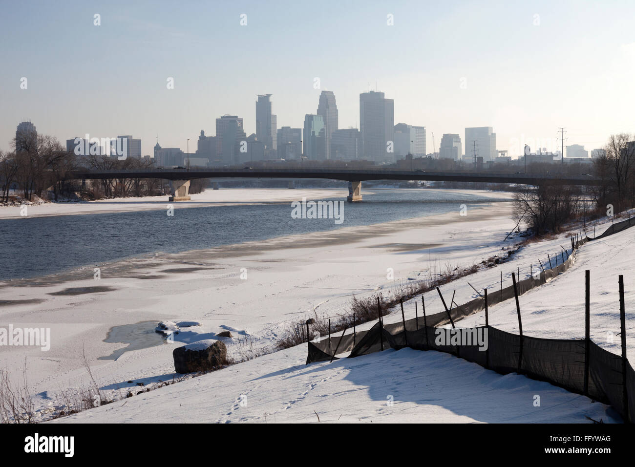 Minneapolis Skyline mit Schnee in den Vordergrund und des Mississippi River. Skyline von städtischen Landschaft im Winter. Stockfoto