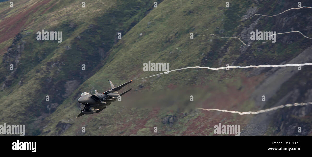 F15 in der Mach Loop in Wales Stockfoto