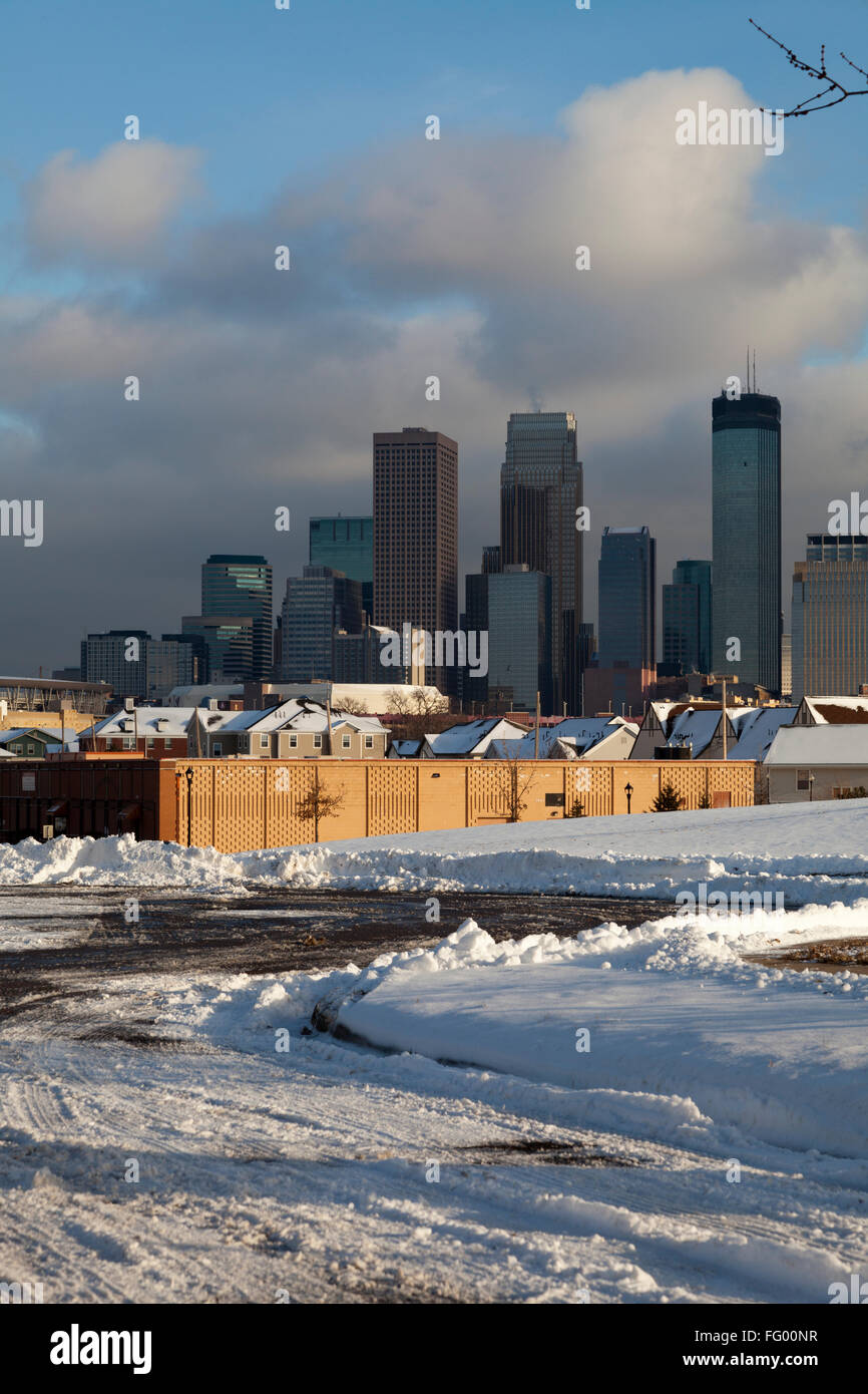 Minneapolis Skyline mit Schnee im Vordergrund. Urbane Landschaft im Winter. Stockfoto