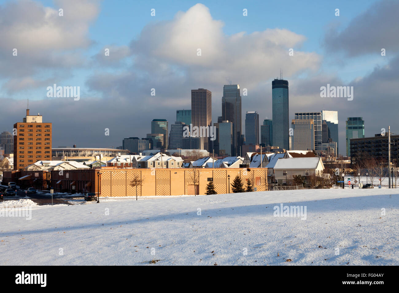 Minneapolis Skyline mit Schnee im Vordergrund. Urbane Landschaft im Winter. Stockfoto