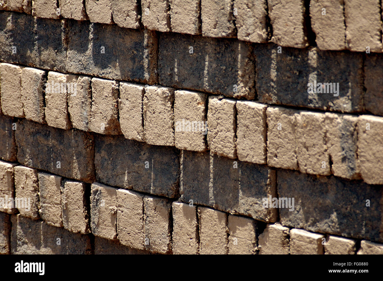 Ziegel gestapelt auf einem Brennofen in Rajkot, Gujarat, Indien Stockfoto