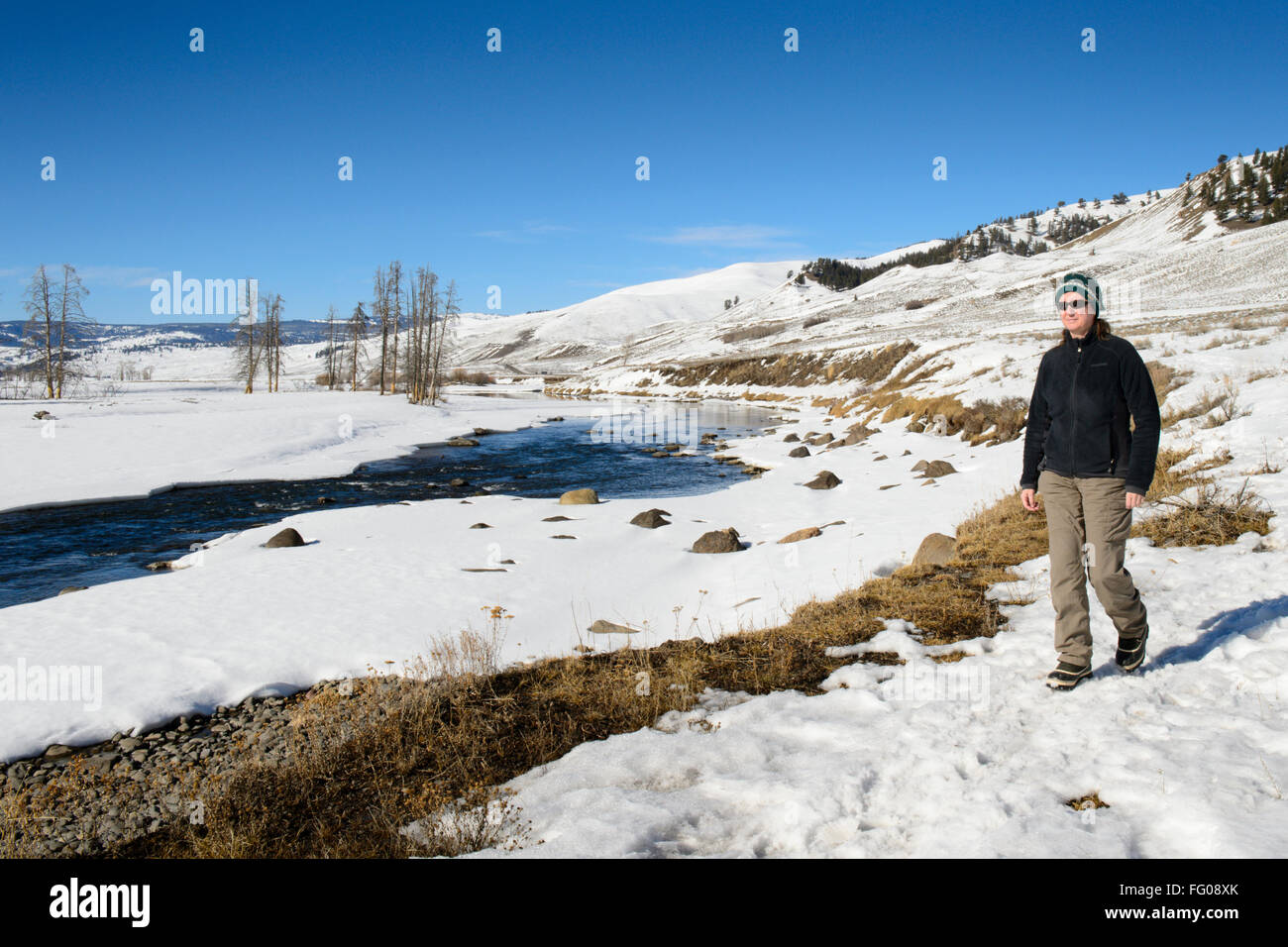 Wanderer zu Fuß entlang des Flusses Lamar, Yellowstone-Nationalpark, Wyoming, USA Stockfoto