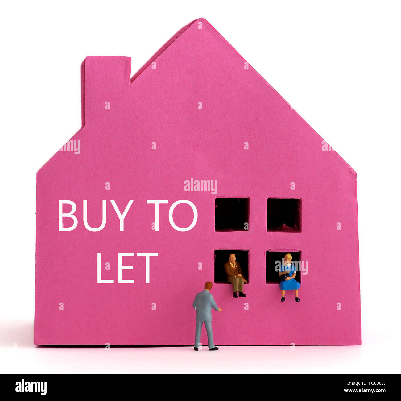 Ein rosa Papier-Haus und ein paar sitzen in den Fenstern mit einem Immobilienmakler in einem Anzug. Haus kaufen Konzept lassen. Stockfoto
