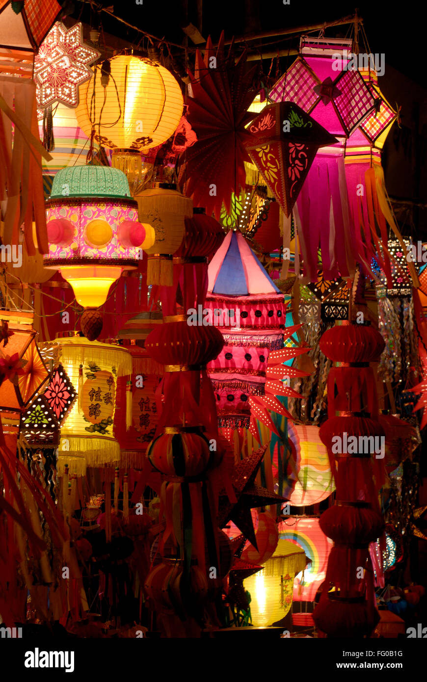 Bunte Laternen zum Verkauf während Diwali Deepawali bei Dadar; Bombay Mumbai; Maharashtra; Indien Stockfoto