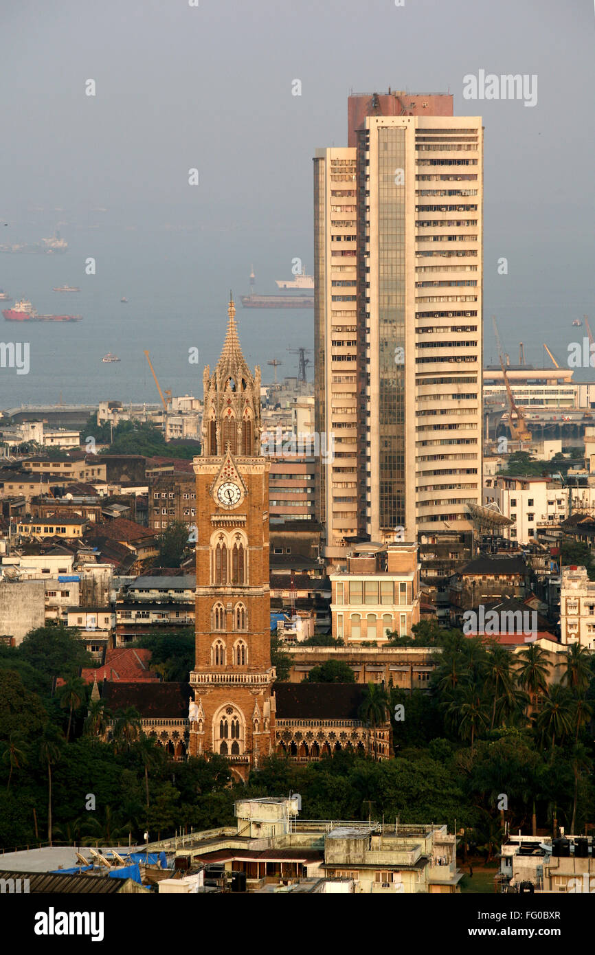 Rajabhai Turm steht mit Bombay Stock Exchange Gebäude im Hintergrund, Bombay Mumbai, Maharashtra, Indien Stockfoto