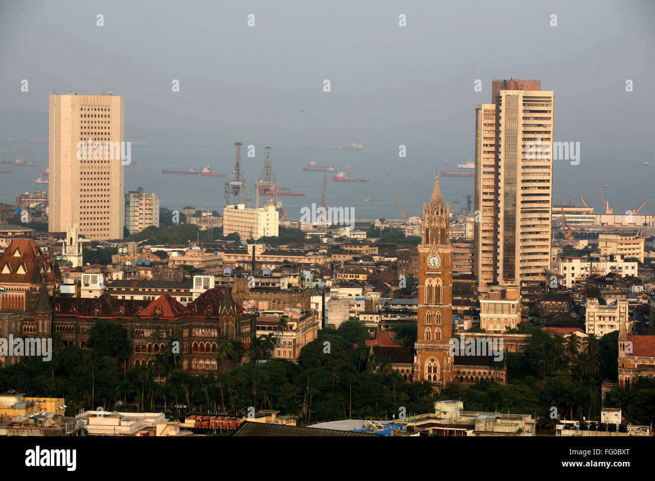 Rajabai Clock Tower mit BSE Bombay Stock Exchange Gebäude und RBI Reserve Bank of India im Hintergrund , Bombay ; Mumbai , Maharashtra ; Indien ; Asien Stockfoto