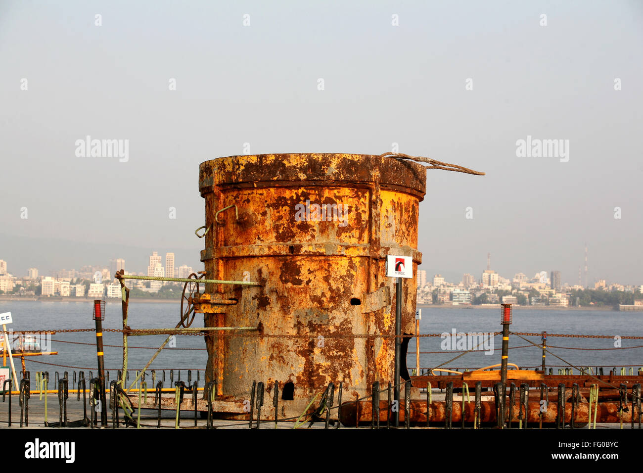 Eine Maschinerie verwendet für das Graben der Schlamm aus dem Meer Bau Website Bandra Worli Sea Link westlichen Vorort Bombay Mumbai Maharashtra Stockfoto