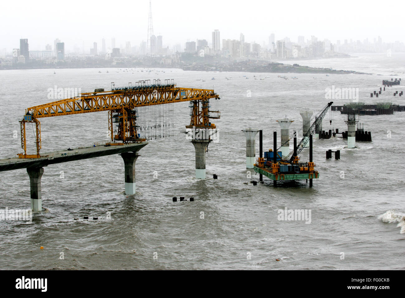 Ein Luftbild von der Baustelle der Bandra Worli Sea Link am Ende der Bandra am Arabischen Meer Bombay Mumbai Maharashtra Stockfoto