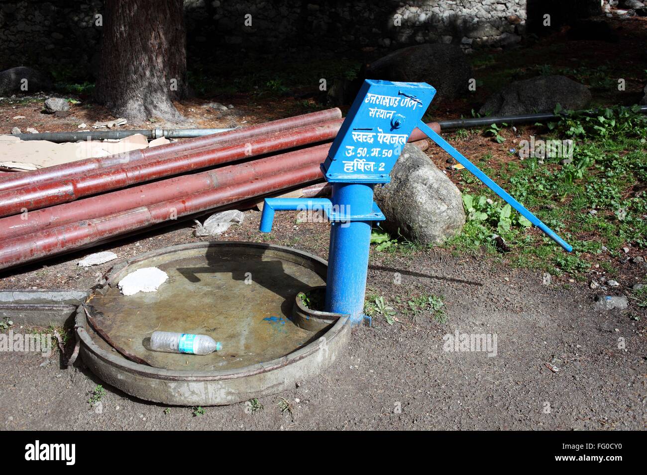 Handpumpe mit Nachricht Gangotri Uttarakhand Indien Asien Stockfoto