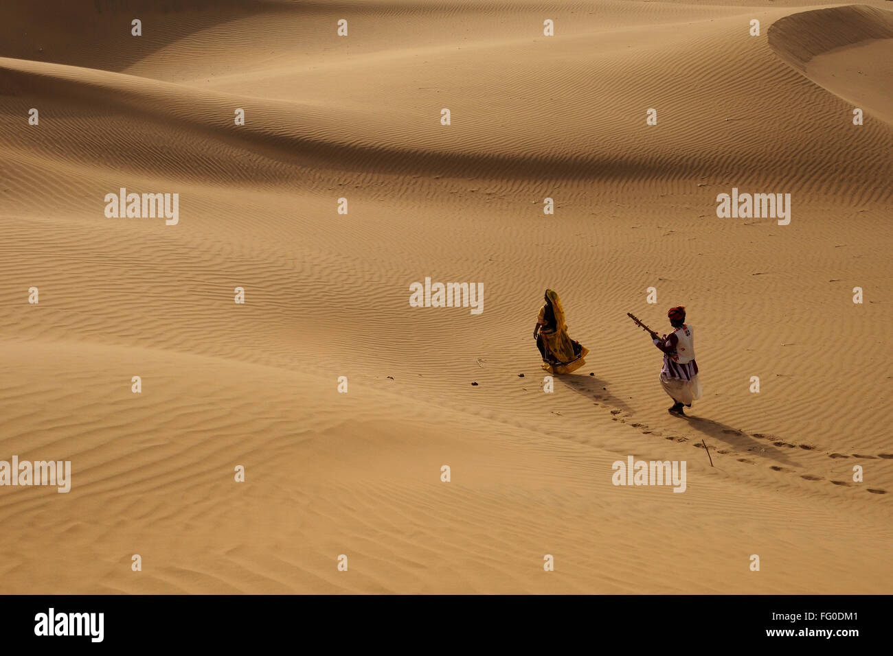 Paar spielen Volksmusik und tanzen in Wüste Sanddünen ; Jaisalmer ; Rajasthan ; Indien ; MR#769A Stockfoto