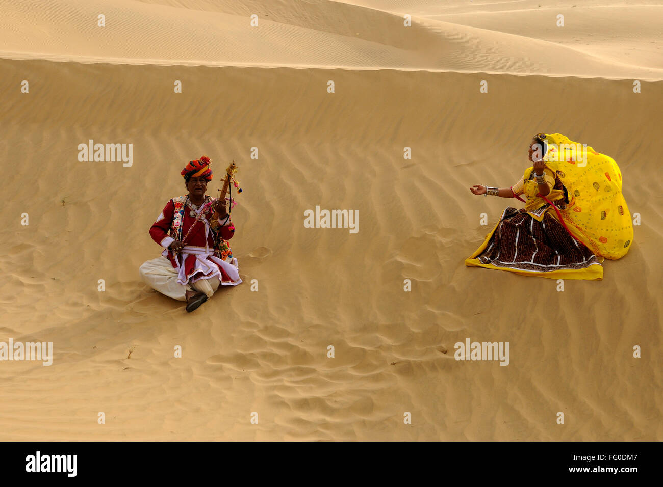 Paar spielen Volksmusik und Tänzerin in Sanddünen; Jaisalmer; Rajasthan; Indien Herr #769A Stockfoto