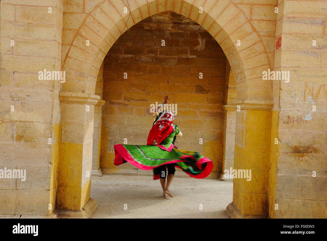 Lady in Gadsisar Gadisar See Struktur tanzen; Jaisalmer; Rajasthan; Indien Herr # 772 Stockfoto