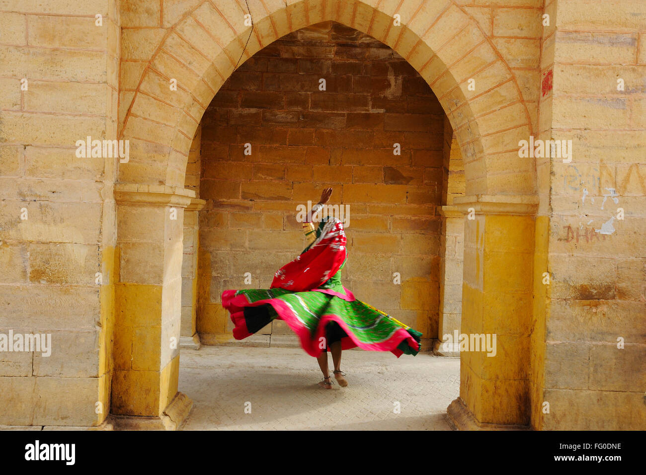 Lady in Gadsisar Gadisar See Struktur tanzen; Jaisalmer; Rajasthan; Indien Herr # 772 Stockfoto