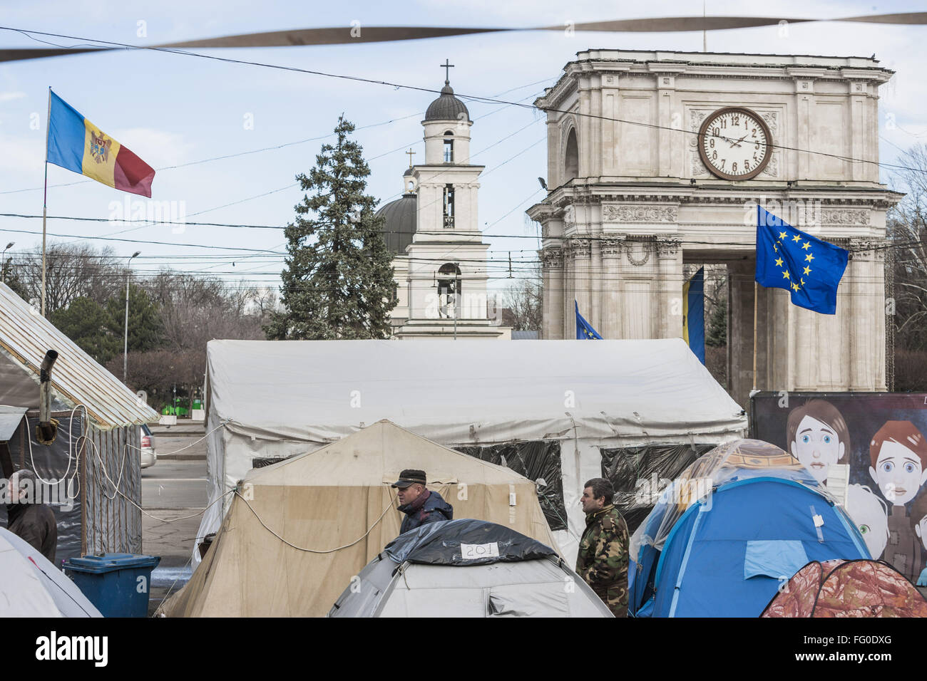 Chisinau, Chisinau, Moldawien. 14. Februar 2016. Demonstranten im improvisierten Lager vor der Regierung der Republik Moldau Gebäude in Chisinau © Celestino Arce/ZUMA Draht/Alamy Live News Stockfoto