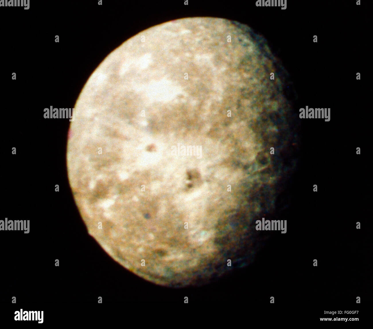URANUS MOND. / nView von Oberon, ein Mond des Uranus, fotografiert von der Raumsonde Voyager 2