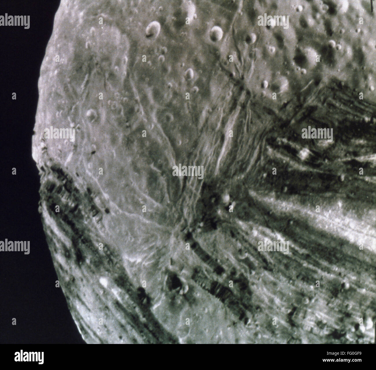 URANUS MOND. /nSurface Miranda, ein Mond des Uranus, fotografiert von der Raumsonde Voyager 2