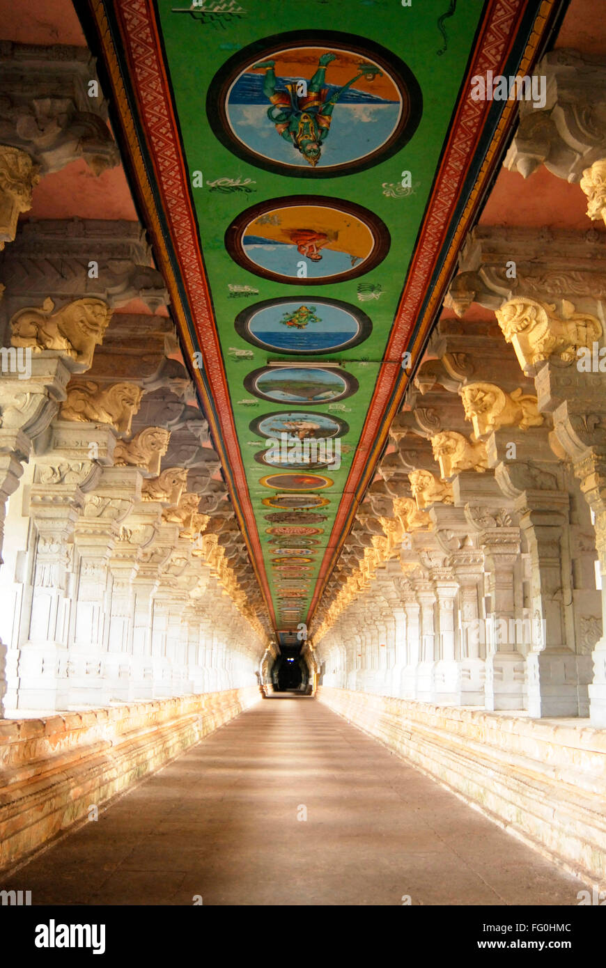 Reich verzierte prächtige Flur mit schönen Säulen, die bunt bemalte Decke Ramanathswami Tempel Tamil Nadu Stockfoto