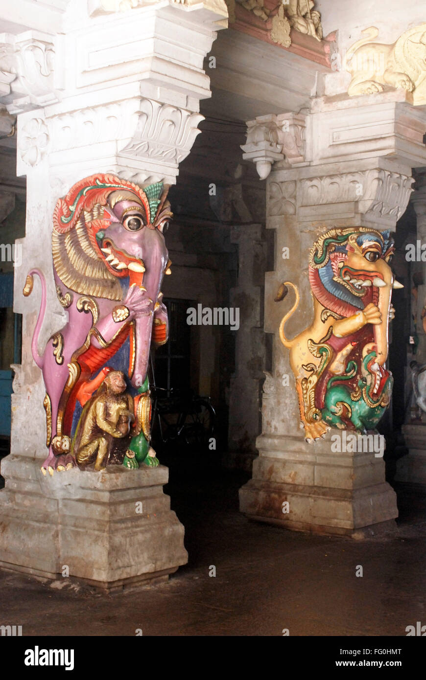 Reich geschnitzte und bunt bemalte kämpfen der mythologische Tiere am Pfeiler des Ramanathswami Tempels, Tamil Nadu, Indien Stockfoto