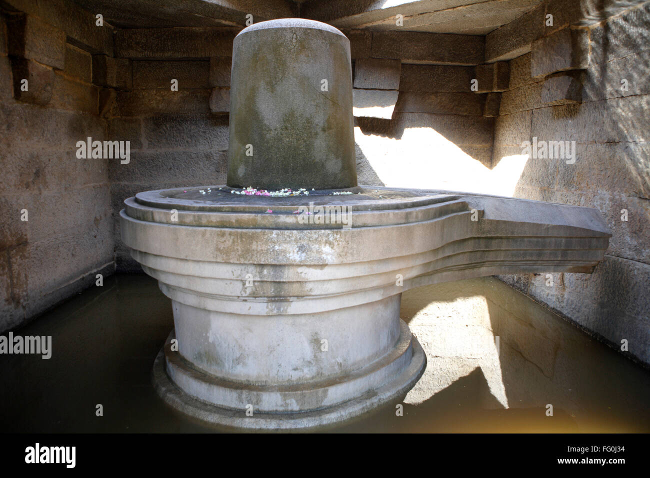 Badavi Shivalingam Schrein überflutet 10ft hoch Linga teilweise unter Wasser Hampi Vijayanagar Dekkan Hospet Bellary Karnataka Stockfoto