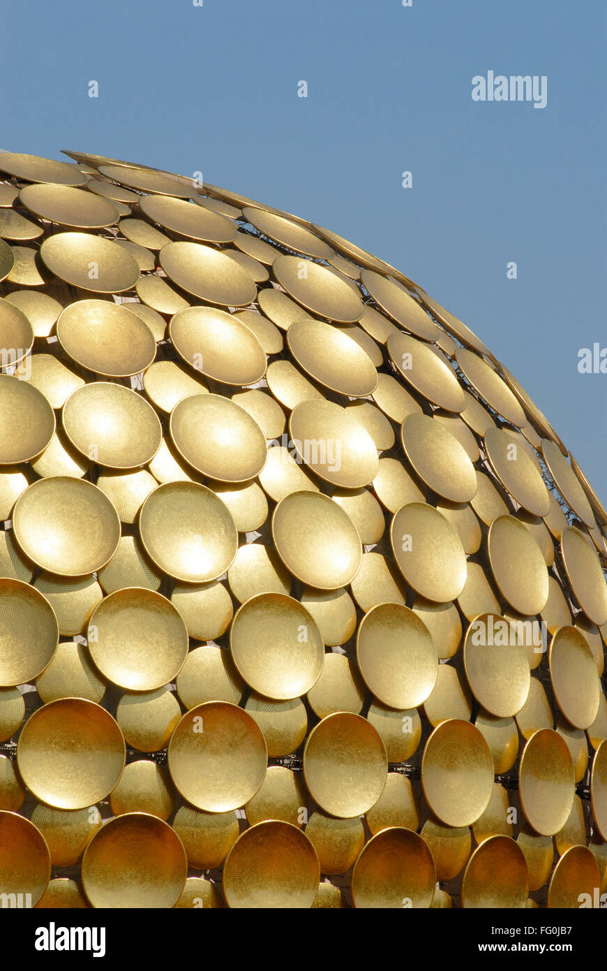 Sehr engen Blick auf Reflektor Scheiben Matrimandir Meditation Centre golden metallische Kugel Auroville Viluppuram Pondicherry Stockfoto