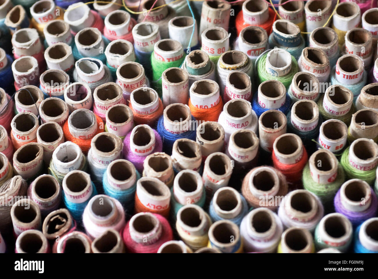 Luftaufnahme der Rollen von Gewinde in verschiedenen Farben Schneiderei Material, Stift, Raigad Bezirk, Maharashtra, Indien Stockfoto