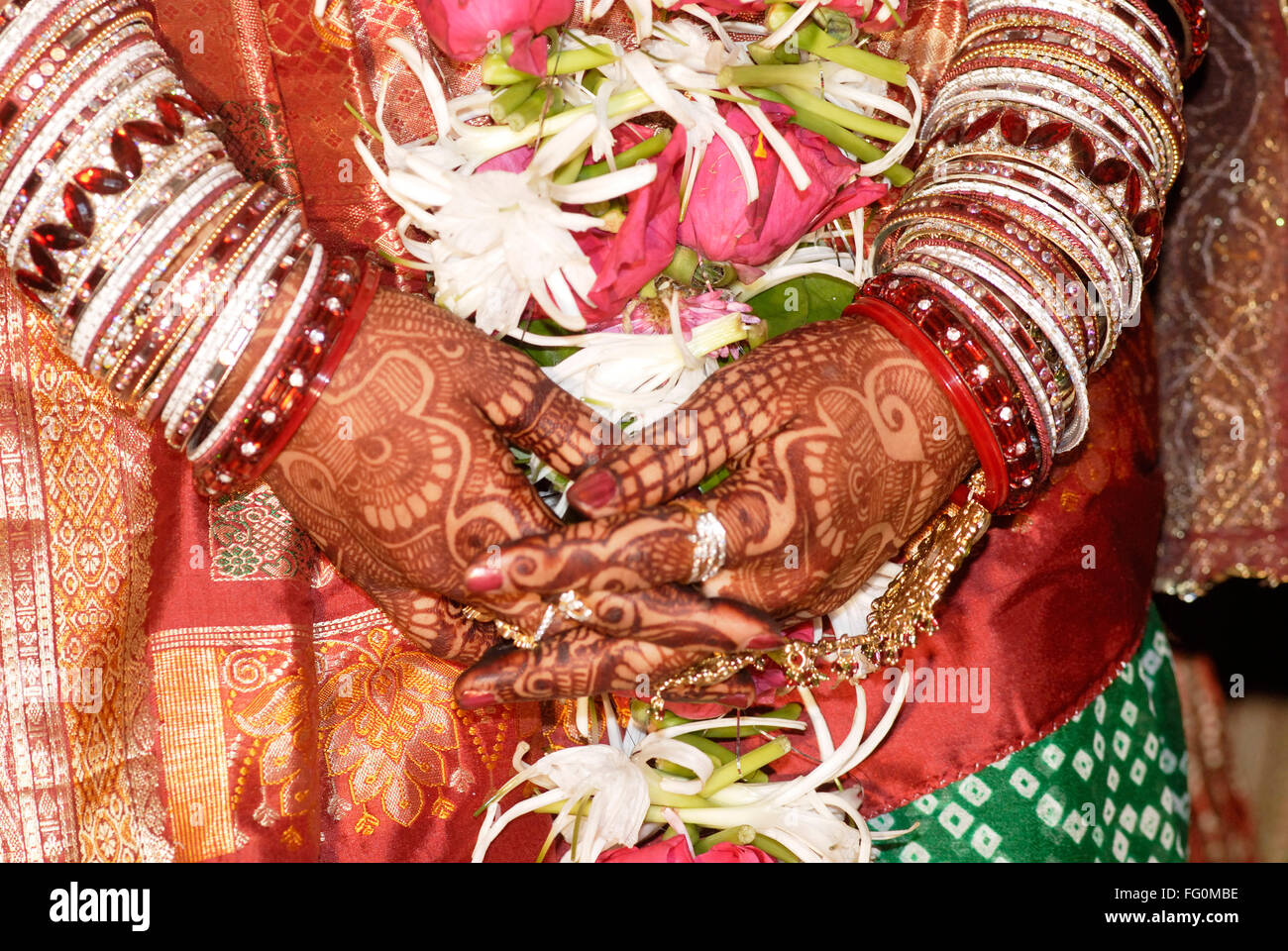 Hand der Braut mit Mehendi tragen zahlreiche Armreifen in Jain Hochzeitszeremonie, Borivali, Mumbai Bombay, Maharashtra, Indien Stockfoto