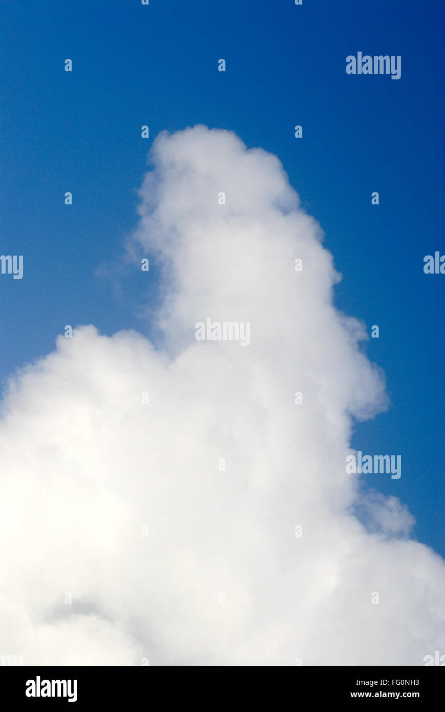 Weiße Wolken in Form von Kopf und Schulter und blauen Himmel, Bombay Mumbai, Maharashtra, Indien Stockfoto