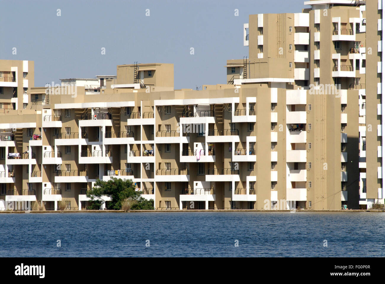 Riesige Wohnung komplexe Multi stöckige Gebäude unter dem Wasserspiegel des Sees Katraj, Pune, Maharashtra, Indien Stockfoto