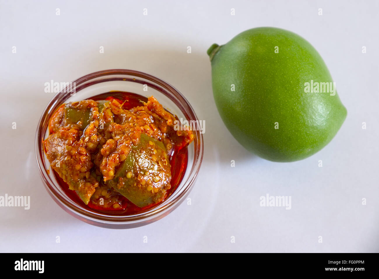 Scharfes Essen, Aam ka Achar, Mango Pickles hergestellt aus grünen Mangos Mangifera Indizien, Indien Stockfoto