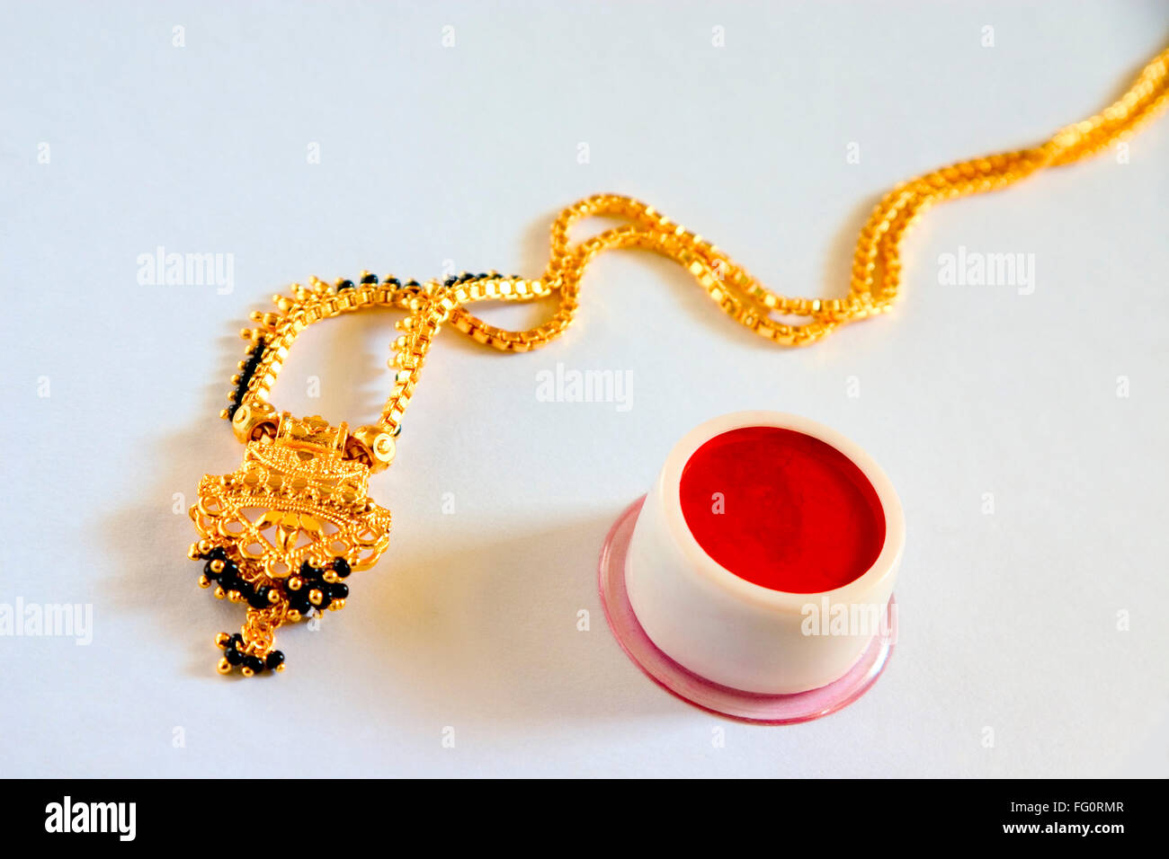 Konzept gold schwarzen Perlen Halskette Südostasien Sindoor Kumkum Hindu Braut Symbol Ehe Bijouterie weißen Hintergrund Stockfoto