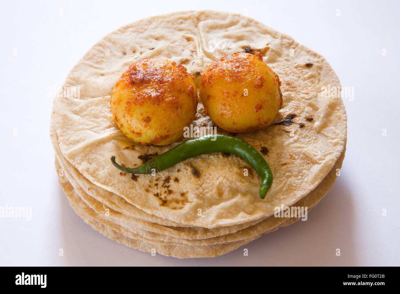 Indische Küche Roti Türme mit grünen Chilis und tandoori Masala Aloo Kartoffel serviert, Indien Stockfoto