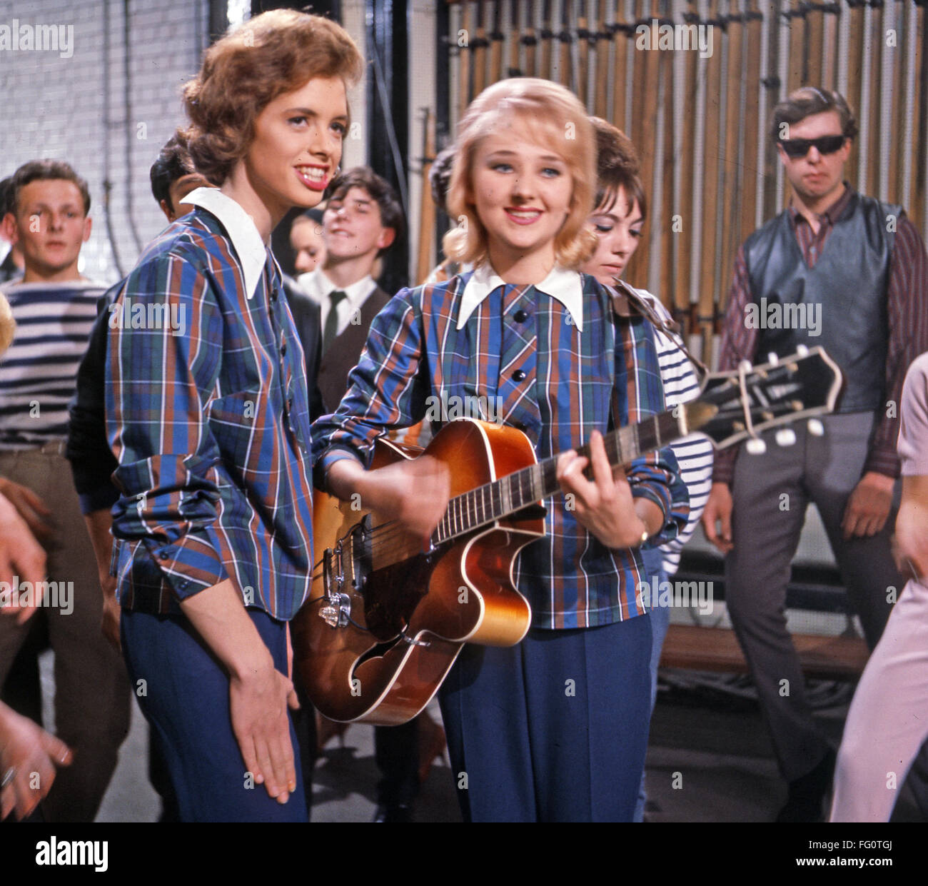 DIE CARAVELLES englische pop-Duo auf Ready Steady Go! im Jahr 1963 mit Lois Wilkinson auf Gitarre und Andrea Simpson. Foto Tony Gale Stockfoto