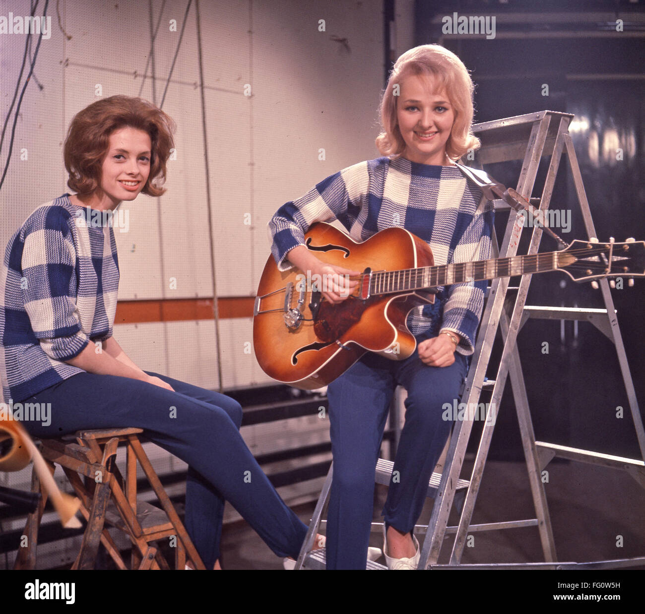 DIE CARAVELLES englische pop-Duo auf Ready Steady Go! im Jahr 1963 mit Lois Wilkinson auf Gitarre und Andrea Simpson. Foto Tony Gale Stockfoto