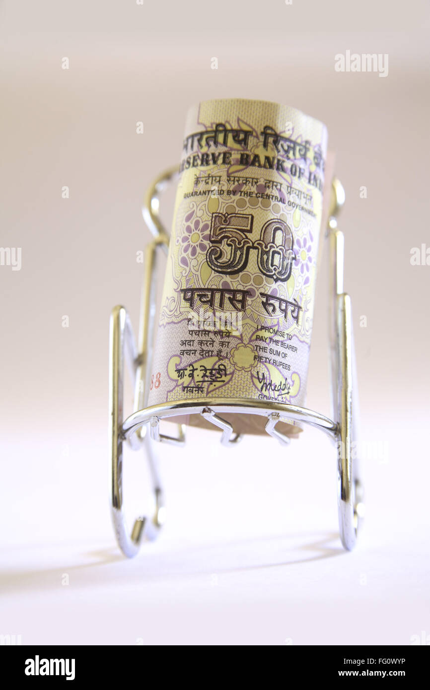 Konzept, Relaxsessel indischer Währung fünfzig Rupien auf Edelstahl Stockfoto