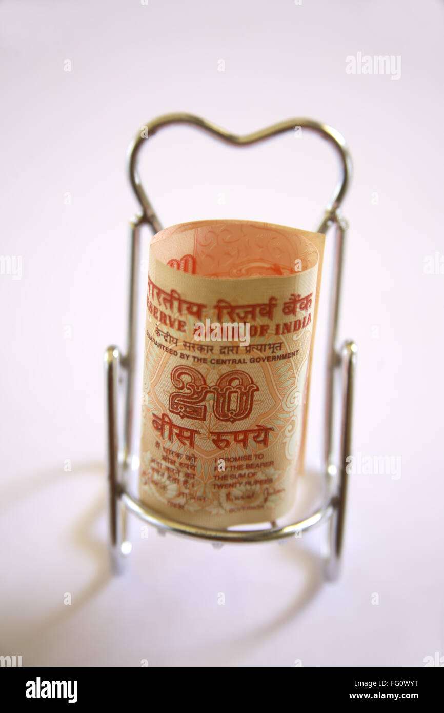 Konzept, Relaxsessel indischer Währung zwanzig Rupien auf Edelstahl Stockfoto